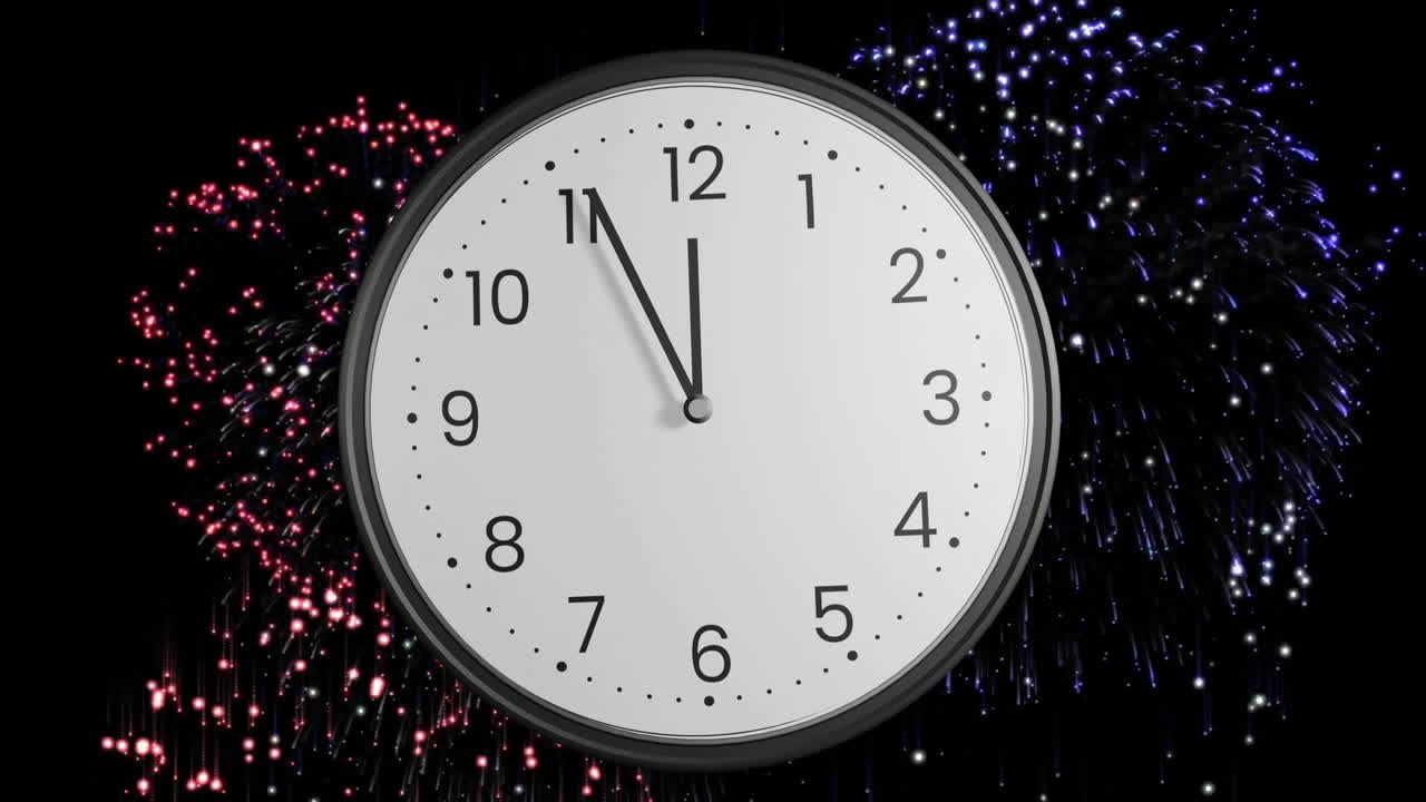 Animazione di orologio che ticchetta che mostra la mezzanotte con fuochi d'artificio su sfondo nero