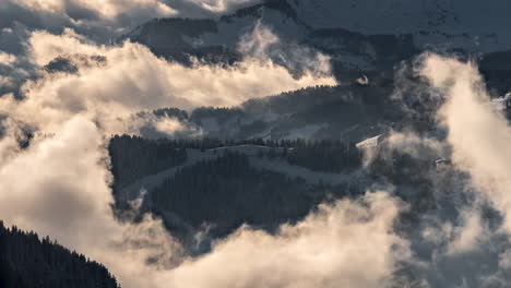 mirando hacia abajo desde el pico de una montaña en los alpes franceses a las nubes en los valles escarpados de abajo en invierno - lapso de tiempo de cloudscape increíblemente dinámico