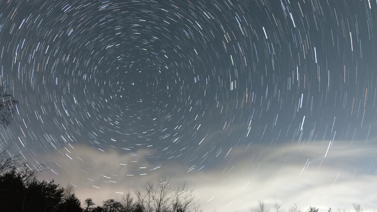 el sendero de la estrella del norte transcurre desde un parque en una montaña.