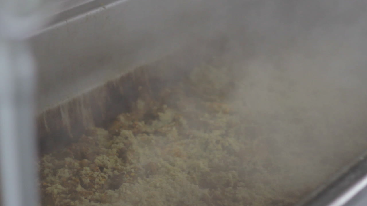 공장의 준비된 식사 생산 라인, 읽기 식사 김이 나는, 클로즈업 뷰