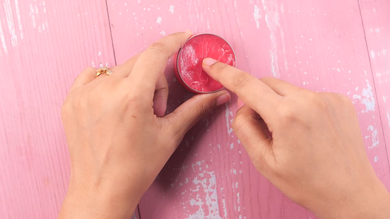 aplicar bálsamo rojo para los labios - rutina de cuidado de los labios diy