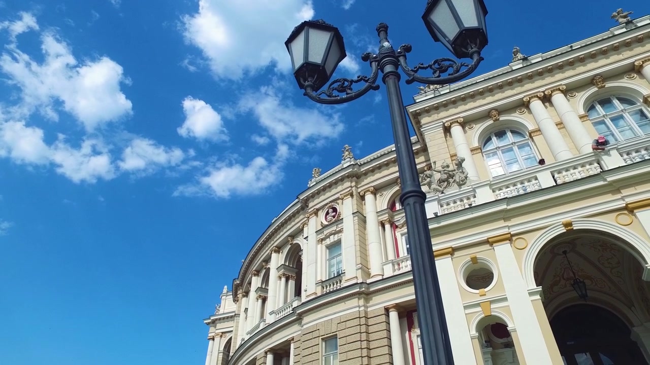 Teatro Nacional Acadêmico de Ópera e Balé de Odessa, Ucrânia. Exterior do Edifício em um Dia de Verão Ensolarado.