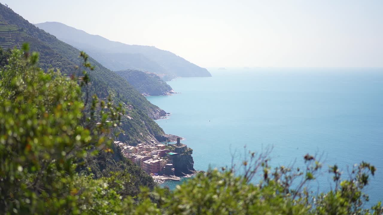 Splendida vista paesaggistica sulla costa delle Cinque Terre, con veduta su uno dei cinque borghi delle Cinque Terre.
