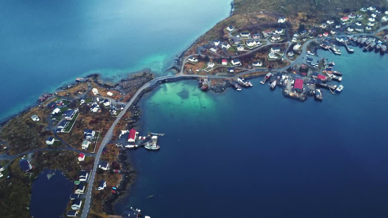 눈 덮인 바위산과 바다 위의 다리가 있는 아름다운 풍경