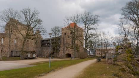 Zeitrafferruinen-Der-Mittelalterlichen-Burg-Sigulda,-Lettland
