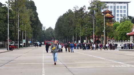 turistas caminando cerca del mausoleo de ho chi minh