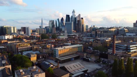 drohne schoss einen wunderschönen sonnenuntergang über der skyline von east london in england im sommer