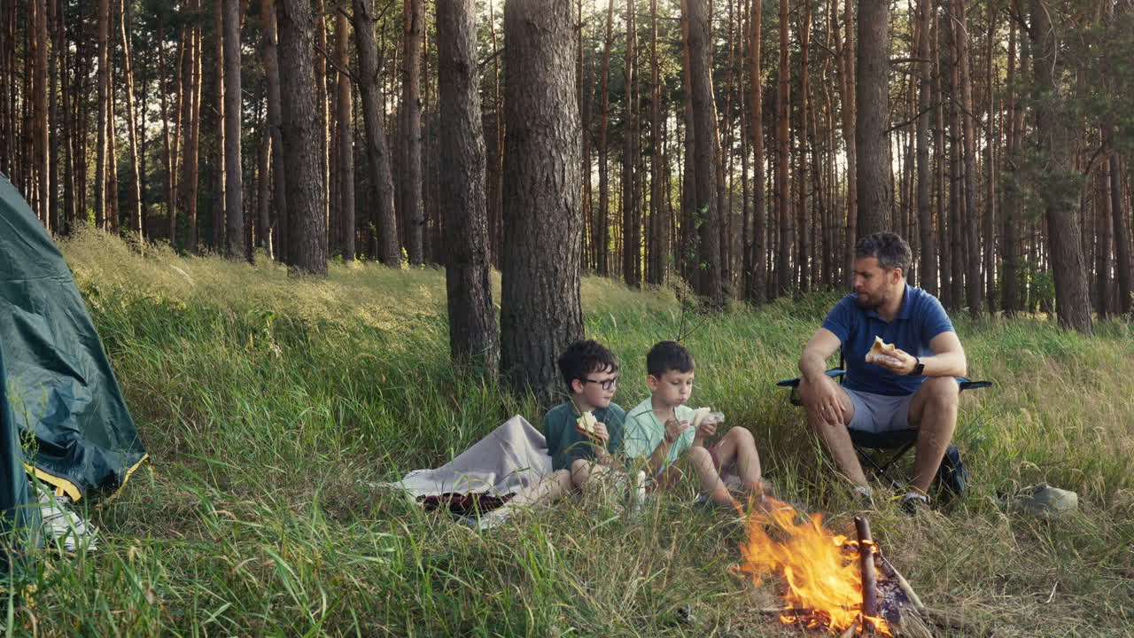 숲 에서 가족 들 이 캠핑 하는 것