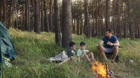 família a acampar na floresta