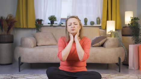 mujer con dolor de garganta.