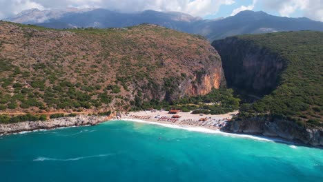 Bucht-Von-Gjipe-In-Albanien,-Wunderschöner-Unberührter-Strand-Durch-Felsige-Hügel,-Die-Von-Türkisfarbenem-Meerwasser-Umspült-Werden