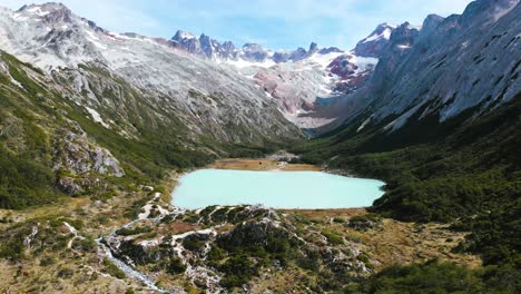 plano general del valle alrededor de la laguna esmeralda, patagonia argentina cerca de ushuaia
