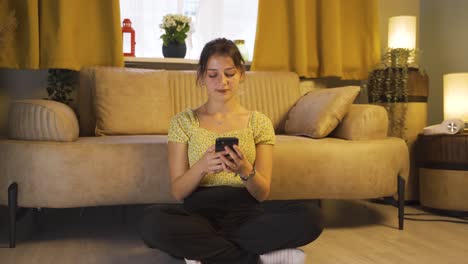 Young-woman-texting-sadly-with-her-boyfriend.