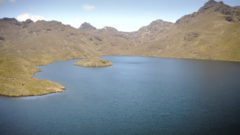 lago de montaña llamado luspa en el parque nacional de ecuador el cajas