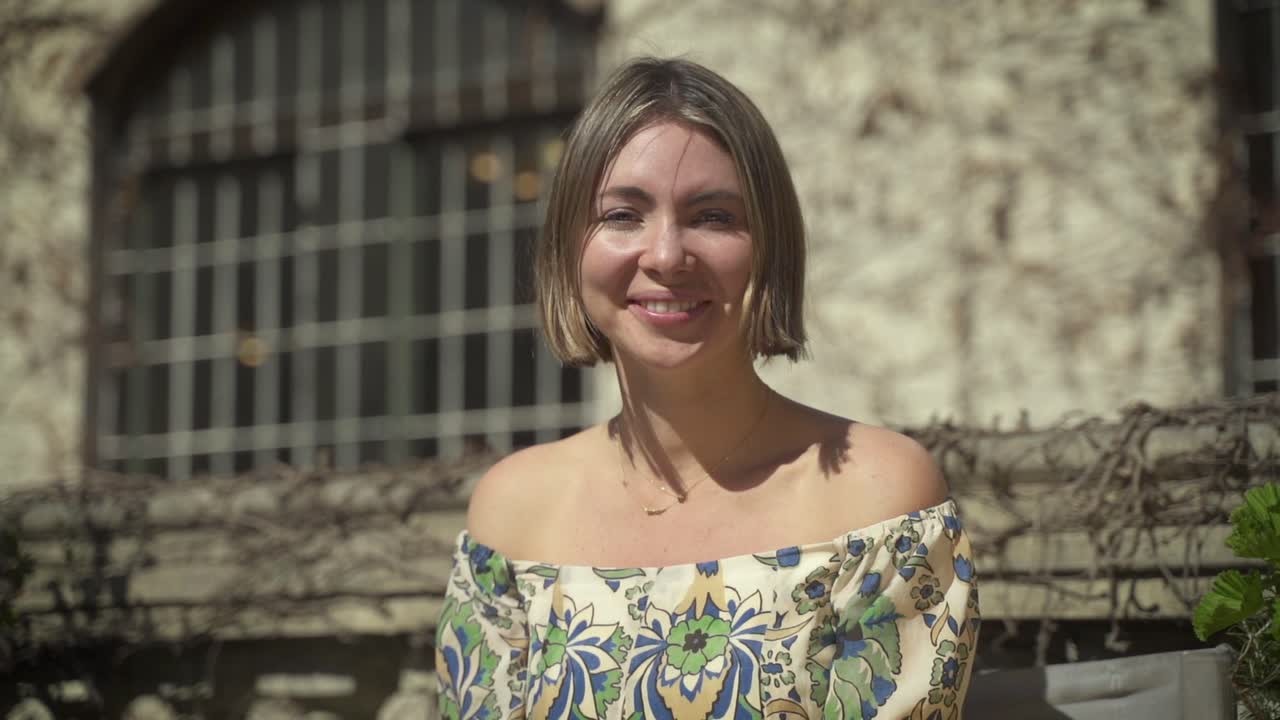 primer plano de una hermosa joven sonriente que se sorprende y abre la boca