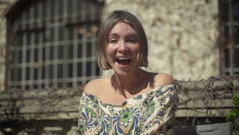 primer plano de una hermosa joven sonriente que se sorprende y abre la boca