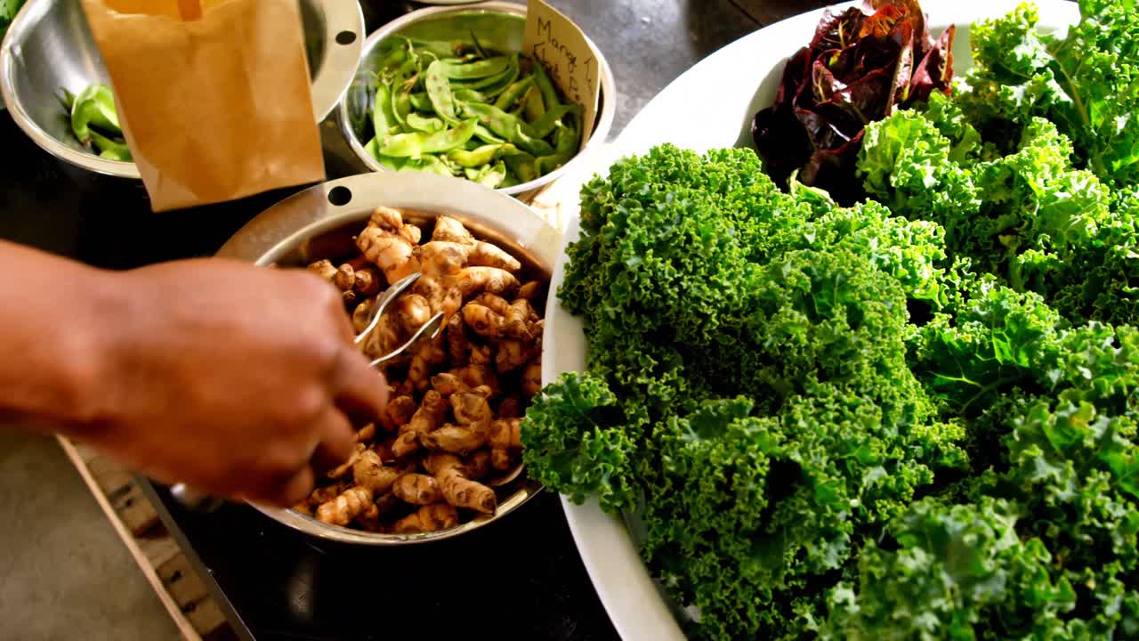 슈퍼마켓에서 생강을 골라주는 고객 4k