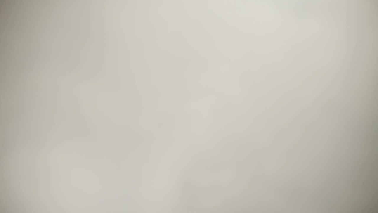 espejo lateral del coche con silueta de primer plano con un movimiento de cámara panorámica en iluminación suave