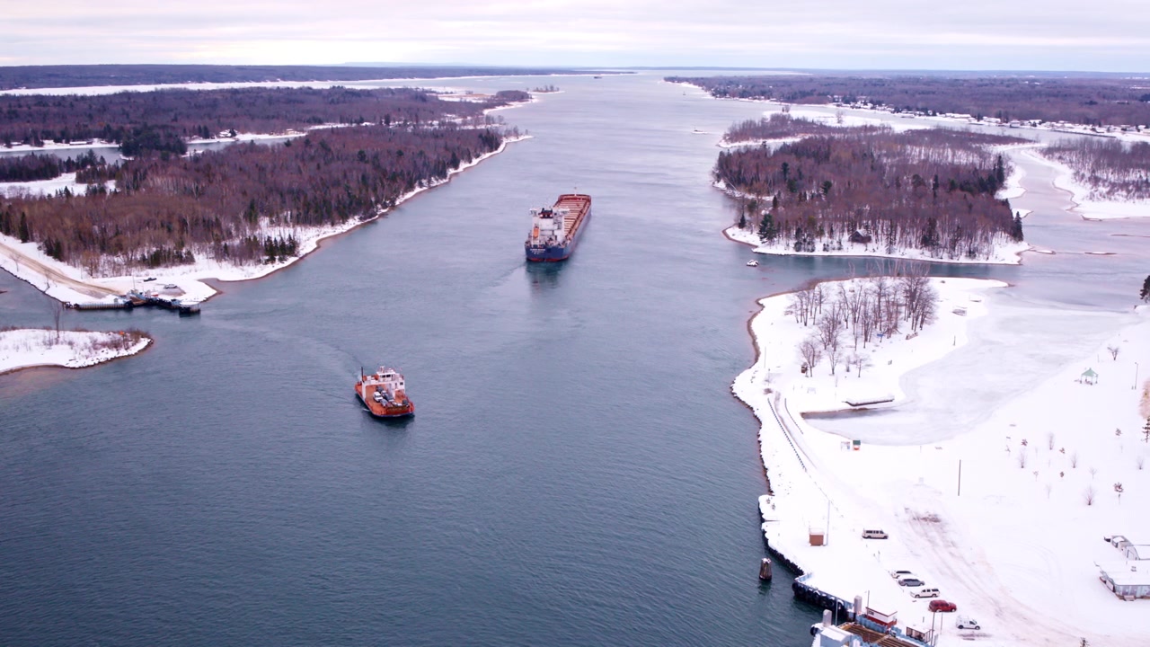 Ripresa cinematografica con drone di una grande nave che viaggia verso il canale di navigazione Soo Locks.