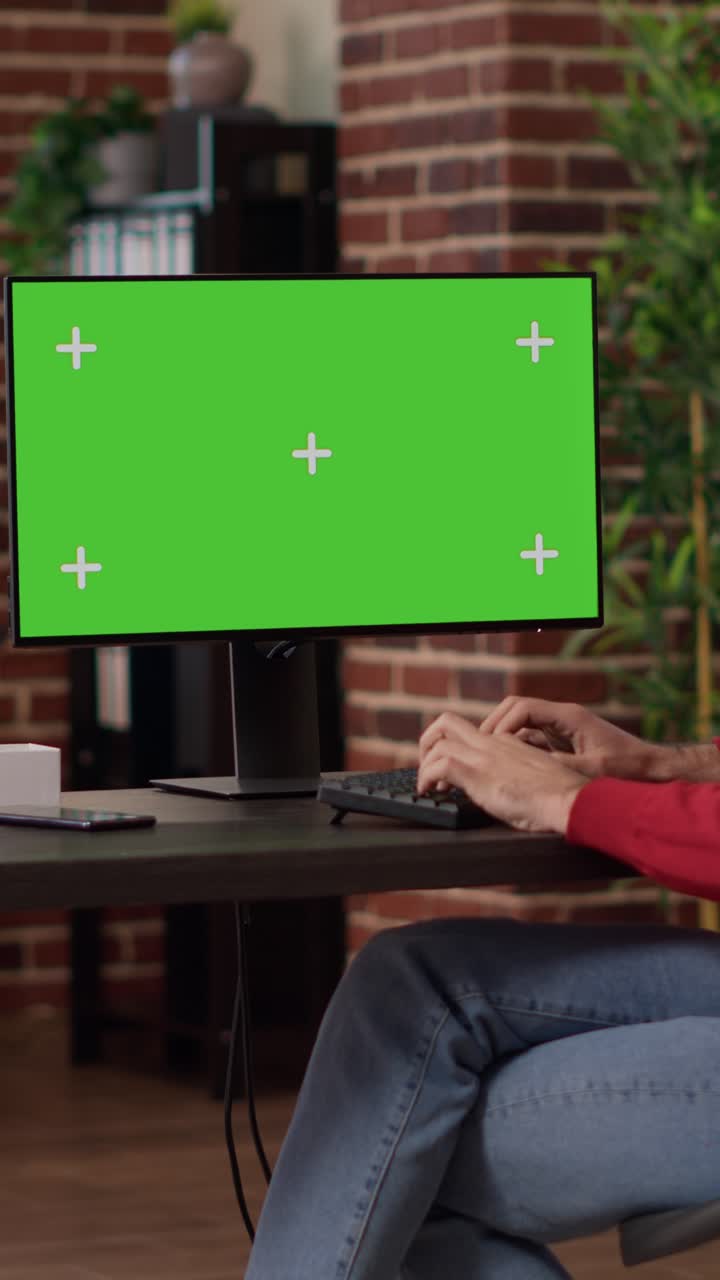 Persona che usa un computer con uno schermo verde