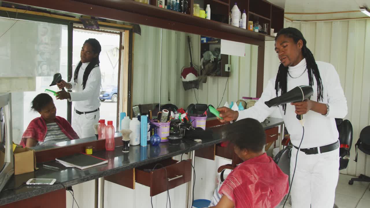 아프리카 여성 의 머리카락 을 스타일링 하는 아프리카 사람