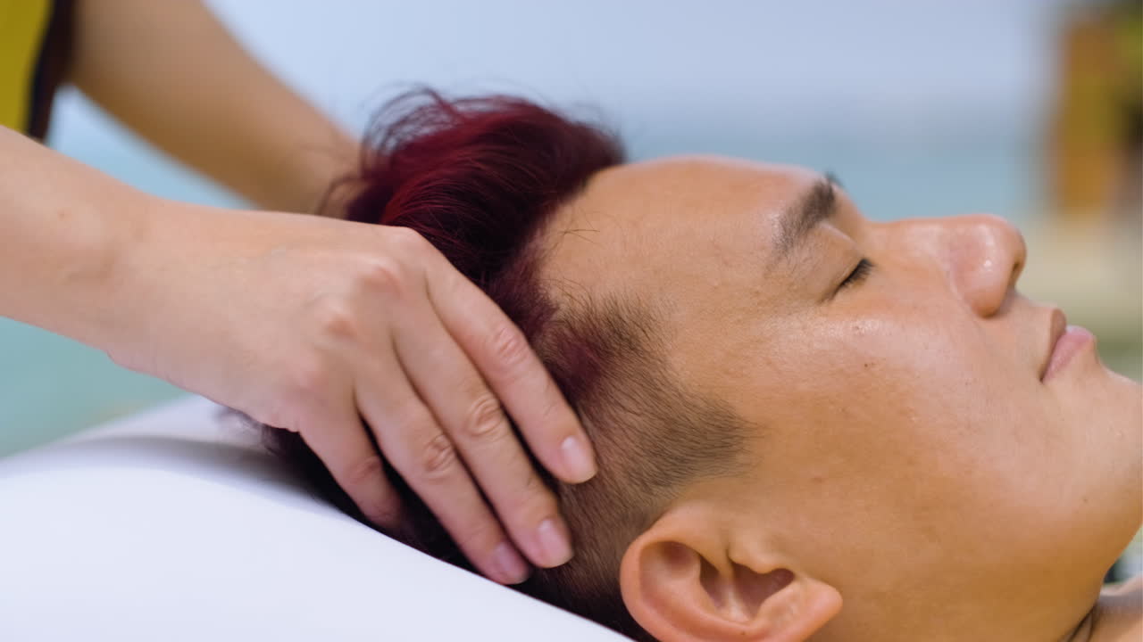 남자에게 마사지를 주는 안마사