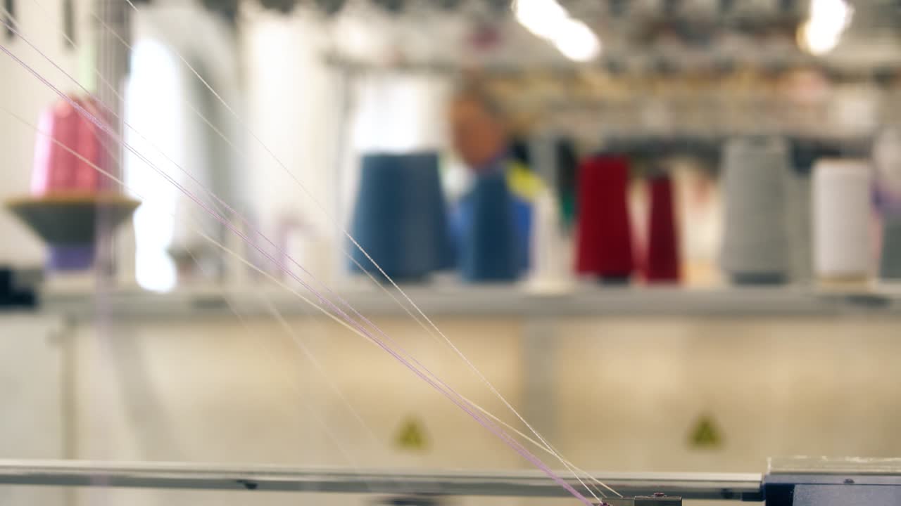 뜨개질 기계 에 있는 가닥 의 스풀