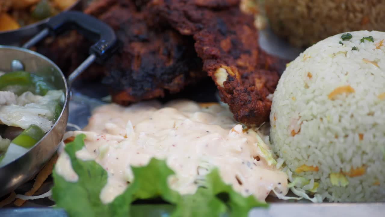 plato de comida mixta asiática