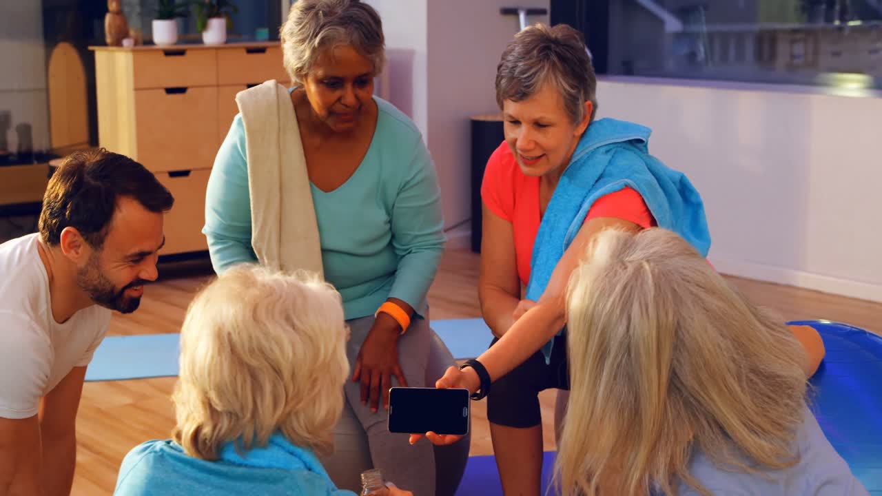 mujeres mayores discutiendo por un teléfono móvil 4k