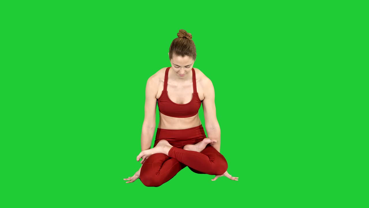 Tolasana ou Postura da Balança. Mulher bonita praticando Yoga em postura sentada com elevação dos braços em Tela Verde, Chroma Key