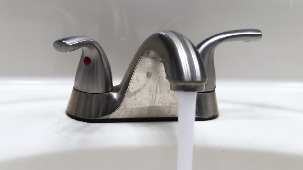 abrir y cerrar un grifo en el baño