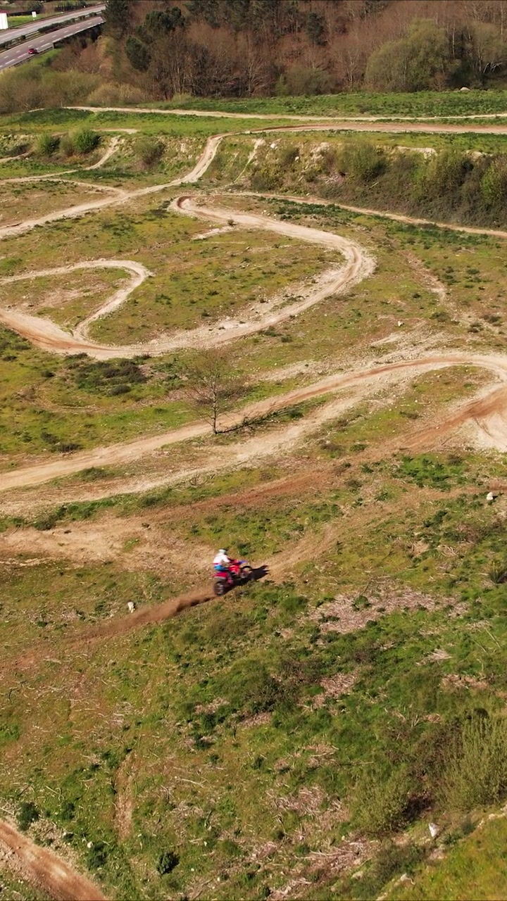 Pilota di motocross seguito da un drone.
