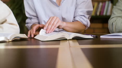 Primer-Plano-Profesor-Leyendo-La-Biblia-En-Clase-Con-Estudiantes