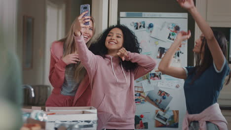 Feliz-Grupo-De-Chicas-Adolescentes-Bailando-En-La-Cocina-Comiendo-Pizza-Divirtiéndose-Celebrando-Juntas-Disfrutando-De-Pasar-El-Rato-Juntas-El-Fin-De-Semana-De-Fiesta