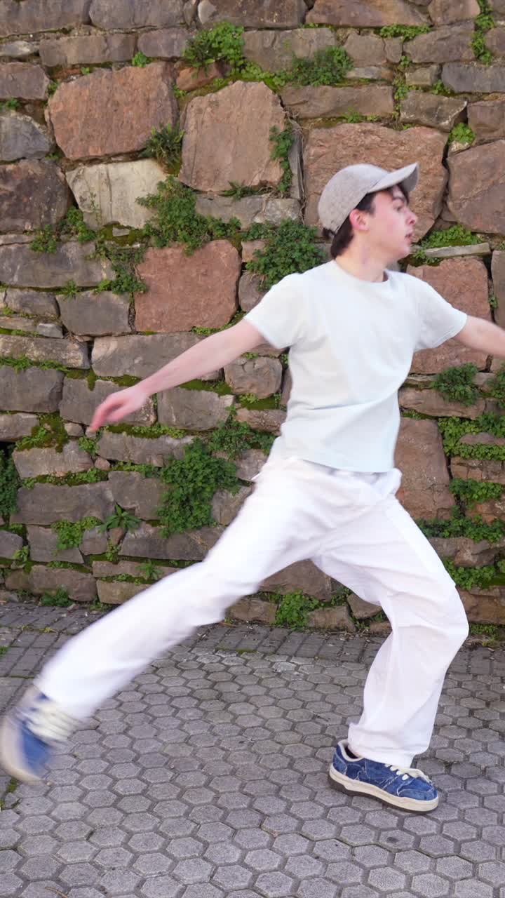 야외에서 춤추는 청년