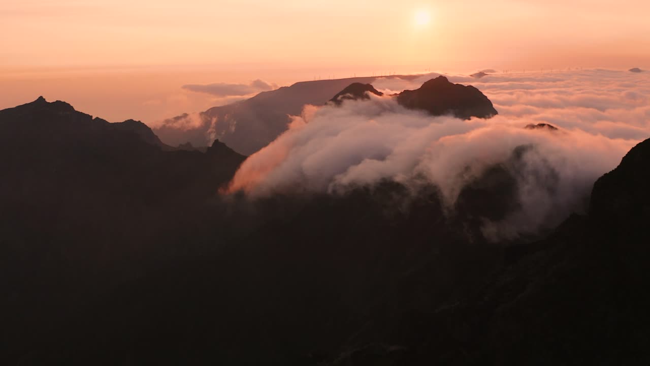 hiperlapso de nubes que pasan por el borde de la montaña y se evaporan al atardecer