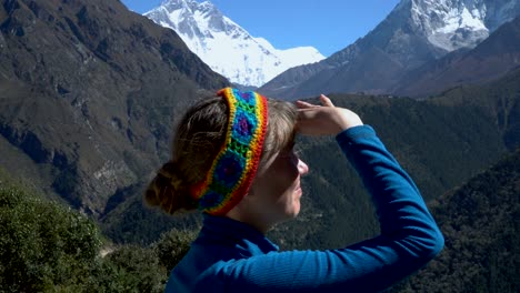una chica está bebiendo té en las montañas