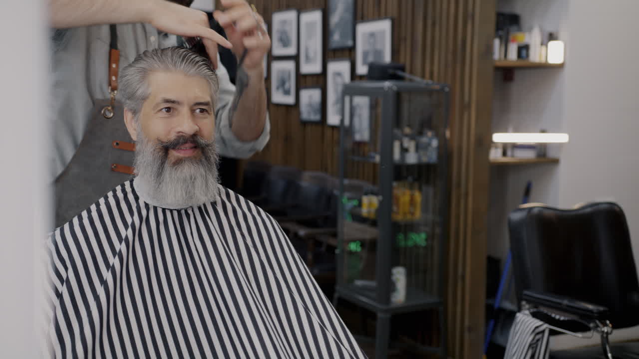 un hombre se corta el cabello en una barbería.