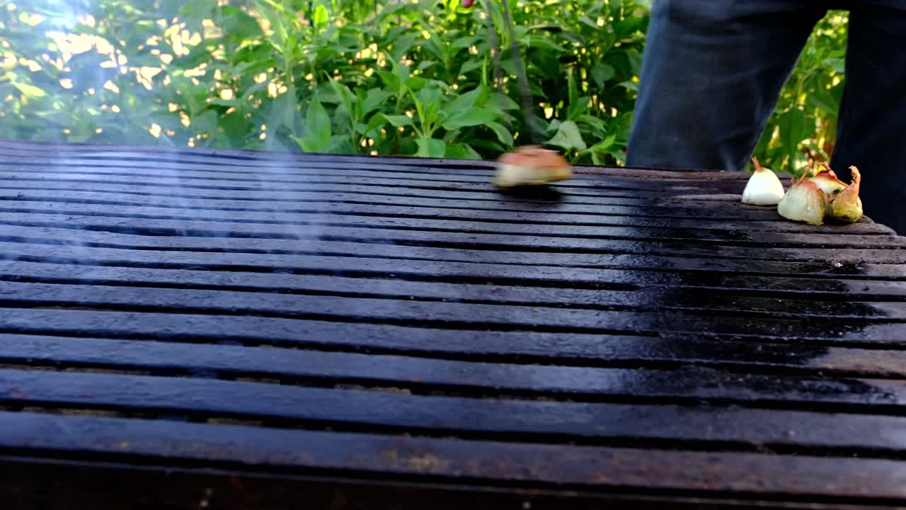 양파 가 바베큐 에 뿌려지고 있다