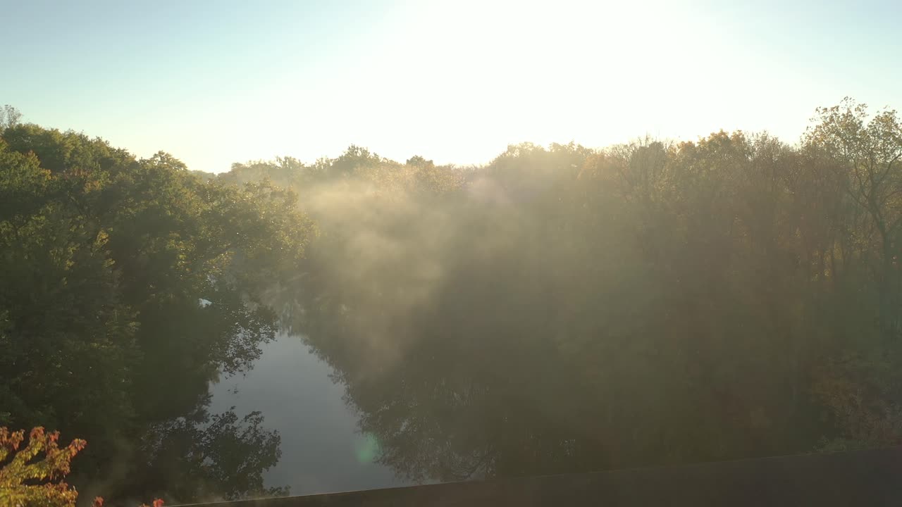 k드론 크레인 아래로 역사적인 덮힌 다리 위로