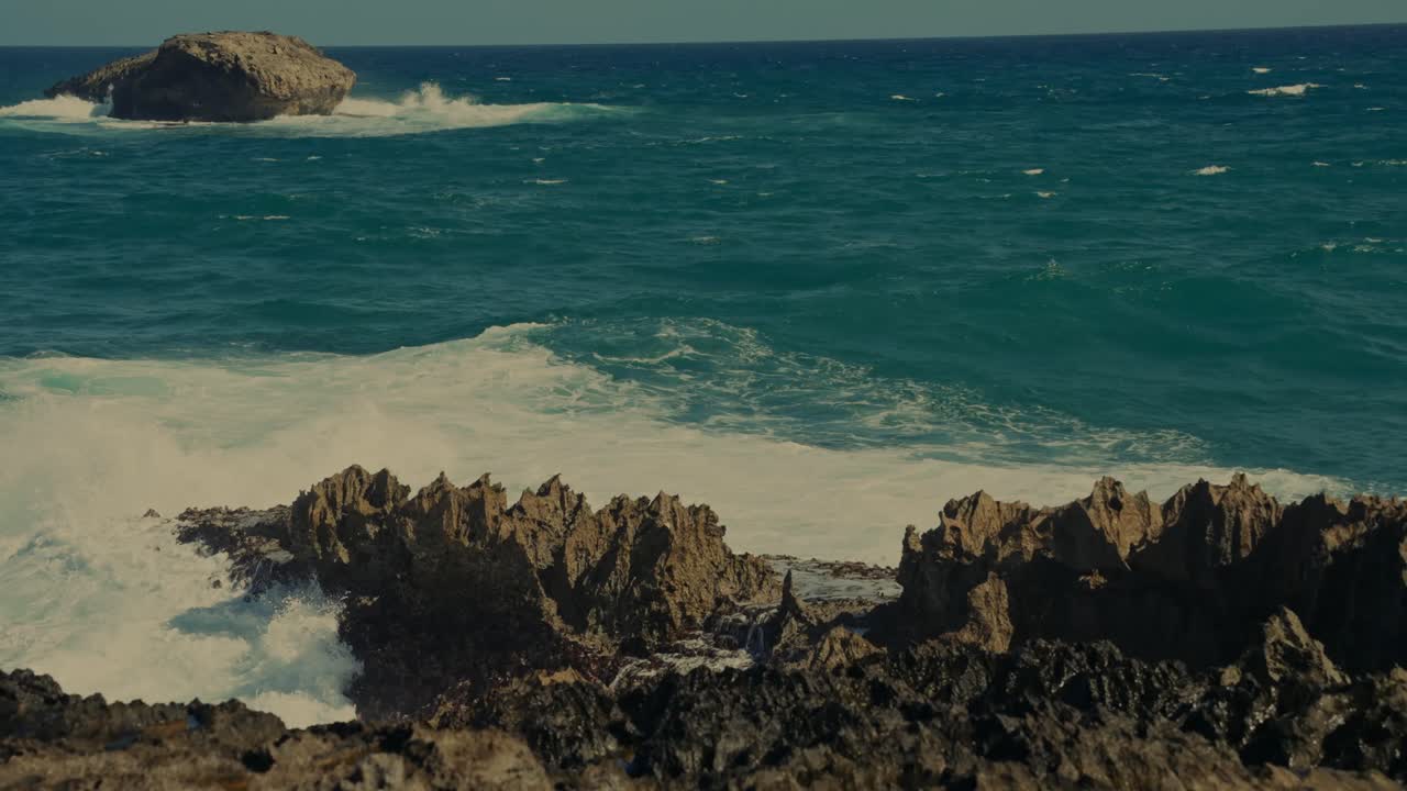 Onde potenti dell'Oceano Pacifico si infrangono nella zona intertidale sulla costa rocciosa di Oahu, Hawaii