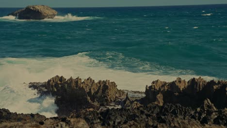 Poderosas-Olas-Del-Océano-Pacífico-Se-Mueven-Hacia-La-Zona-Intermareal-En-La-Costa-Rocosa-De-Oahu,-Hawai