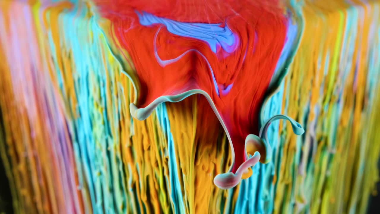 pintura de tinta multicolor fluye lentamente desde el cubo bajo el agua