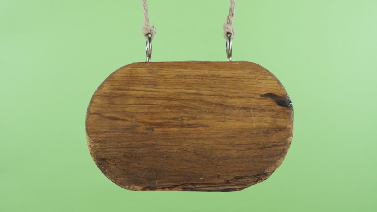 은 빈 나무 표지판이 으로 흔들린다. 녹색 화면