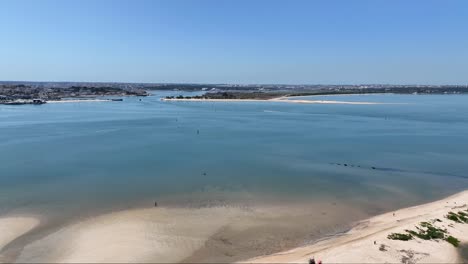 drone disparado volando sobre un banco de arena y el río lare en portugal