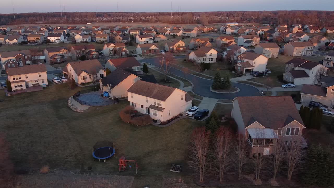 distrito de casas privadas durante la cálida puesta de sol, vista aérea de drones