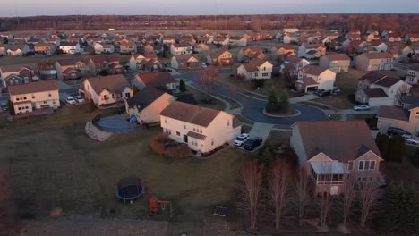 Distrito-De-Casas-Privadas-Durante-La-Cálida-Puesta-De-Sol,-Vista-Aérea-De-Drones