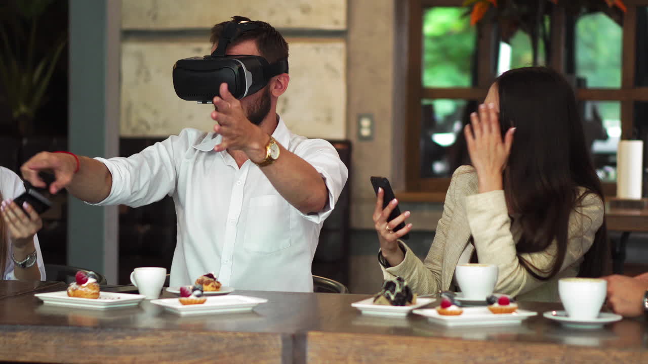 비즈니스 미팅 중에 가상 현실 안경으로 일하는 개발자 팀. 젊은 비즈니스 동료들이 vr 안경을 사용하여 브레인스토밍을합니다.