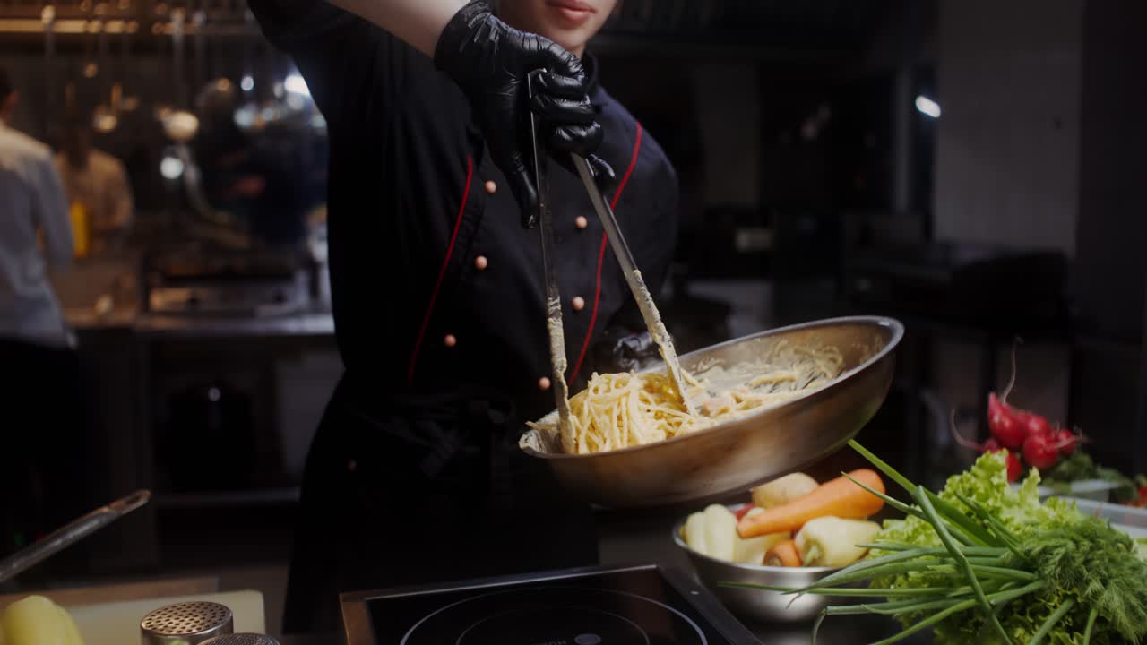 el chef preparando espagueti carbonara