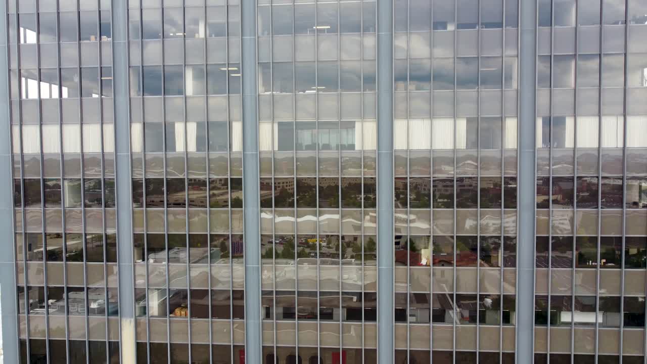 현대적인 사무실 건물 앞, 공중 드론